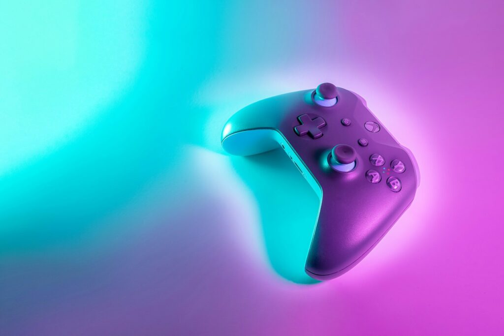 Kabelloser Controller in Cyan- und Magenta-Neonlicht