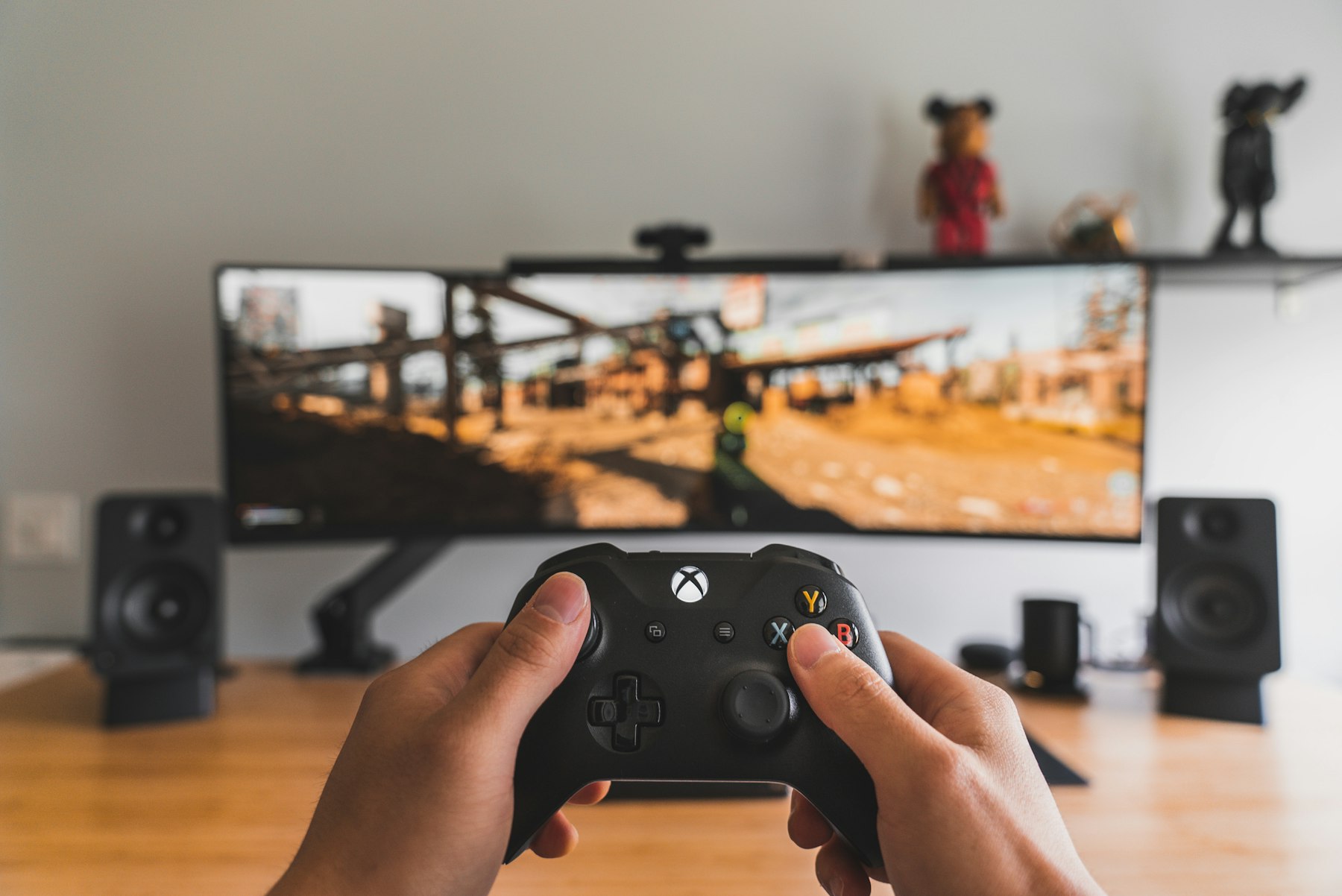 Person hält einen schwarzen Controller
