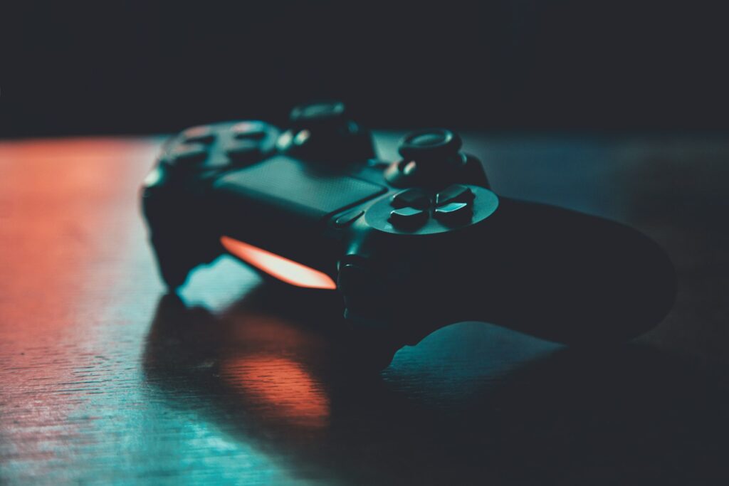 Schwarzer Controller auf Holz in blauem und orangem Licht