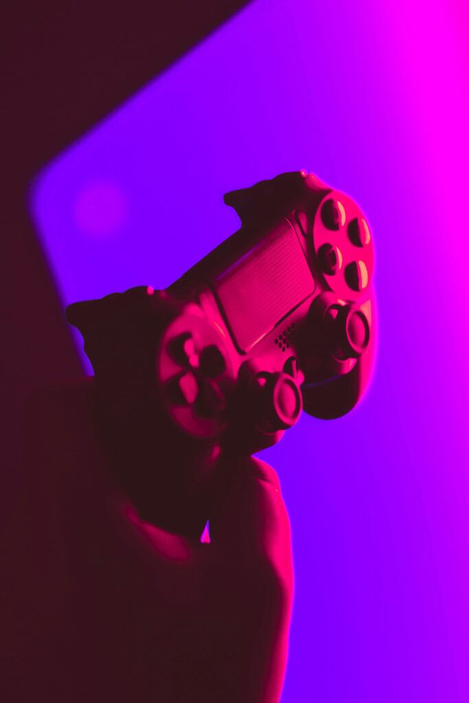 Person hält einen schwarz-grauen Controller
