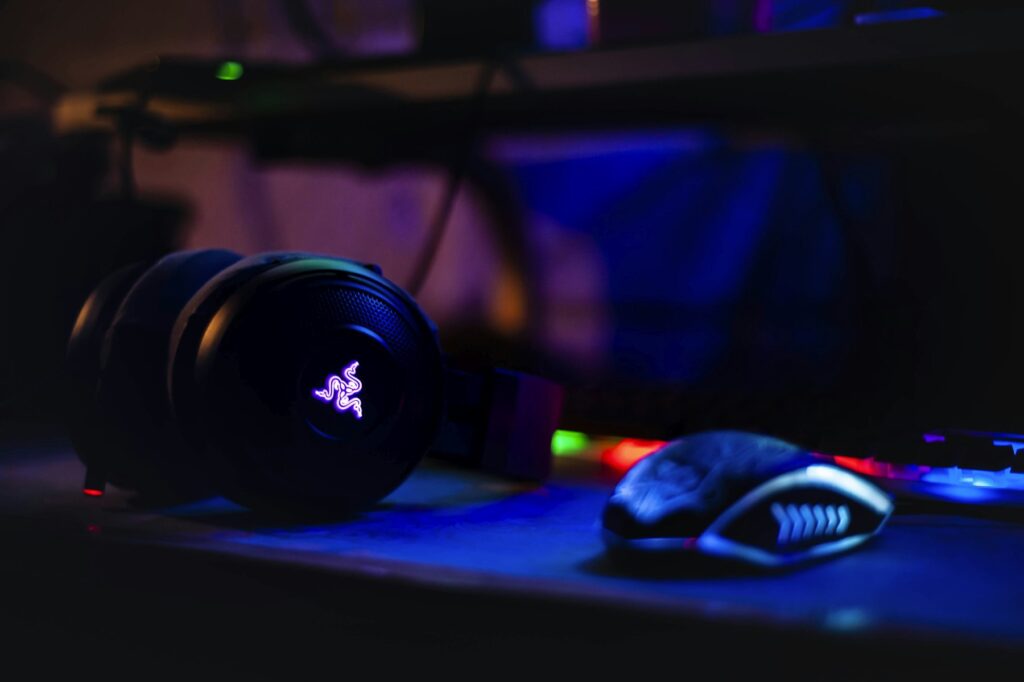 Gaming-Headset neben einer Computermaus