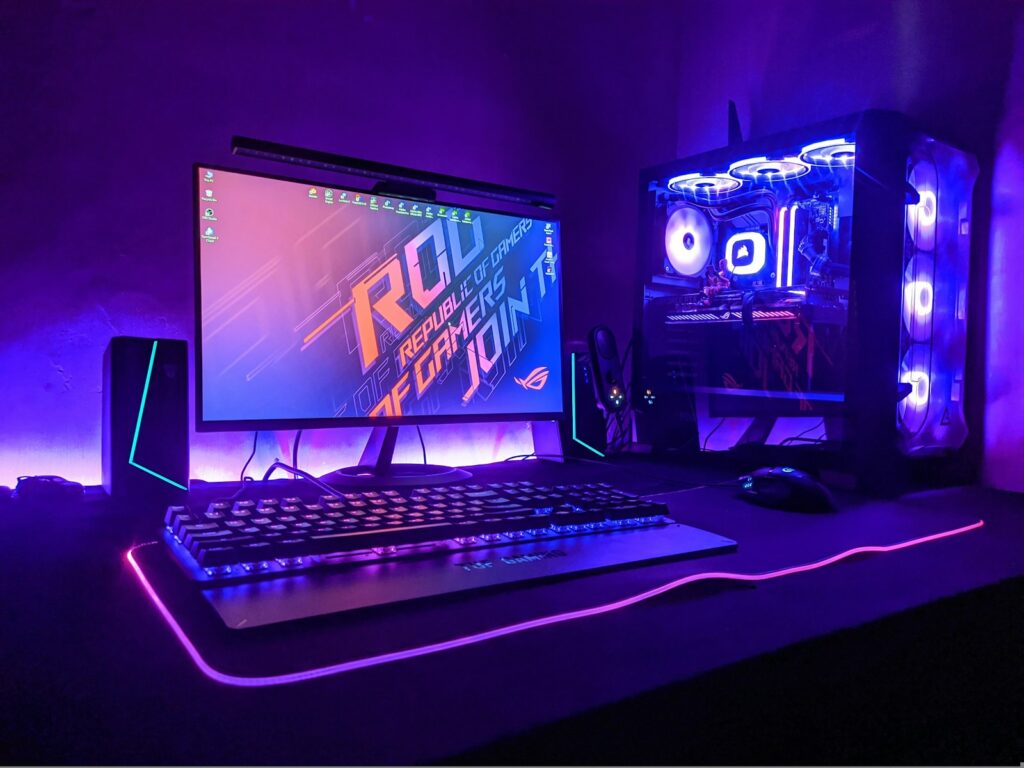 Gaming-PC mit Monitor in violettem Licht für optimierte Grafik-Einstellungen