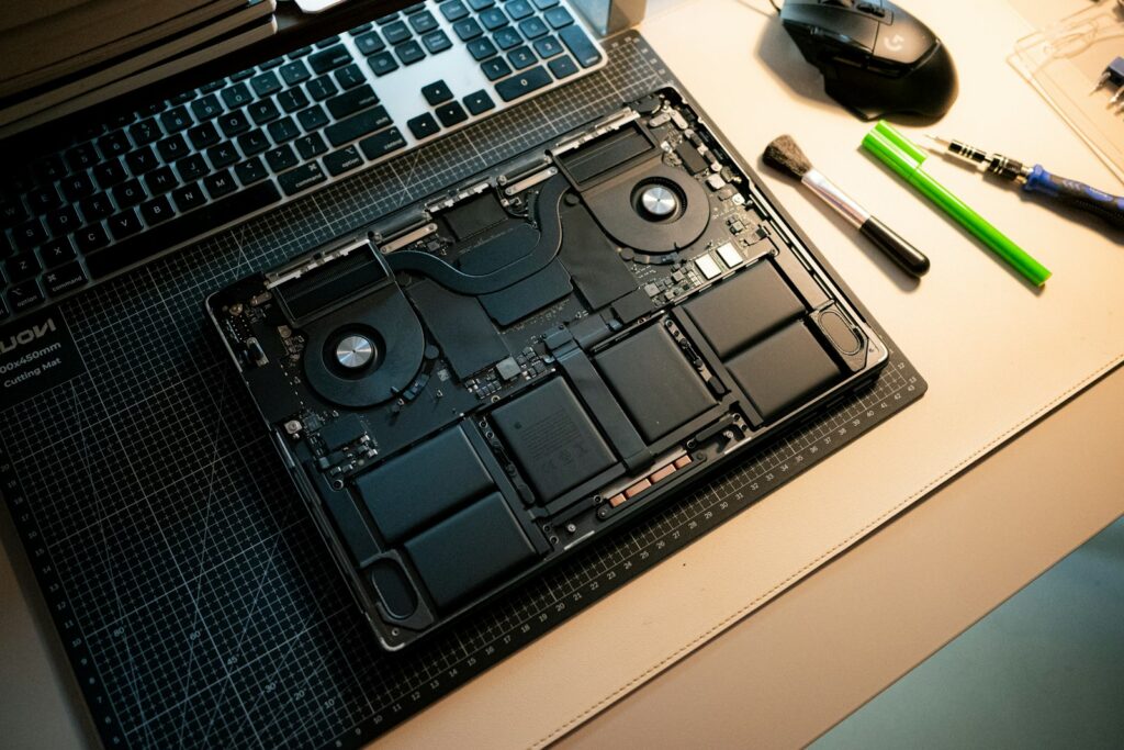 Geöffnetes Gerät auf Schneidematte – Vorbereitung zum PS5 SSD einbauen