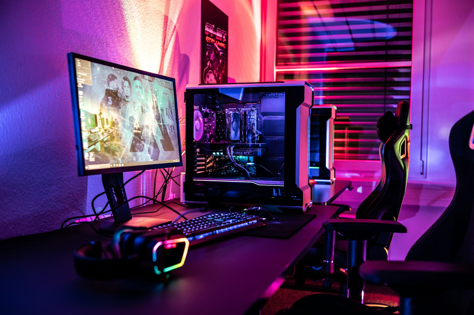 Schreibtisch mit Monitor, Tastatur und Maus