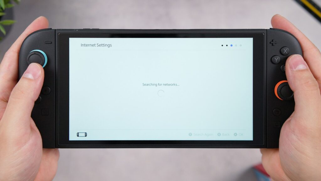 Hände halten eine Handheld-Konsole beim Spielen