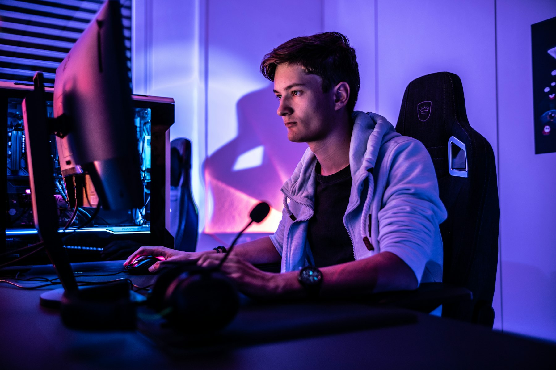 Ein Mann sitzt vor einem Computermonitor