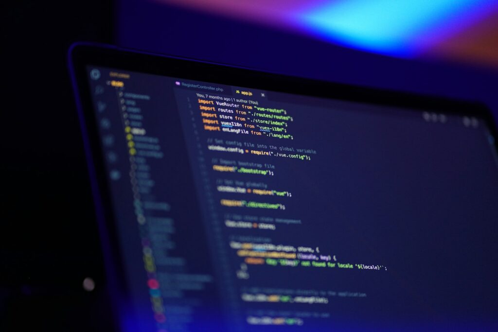 Laptop-Bildschirm mit farbigem Programmcode