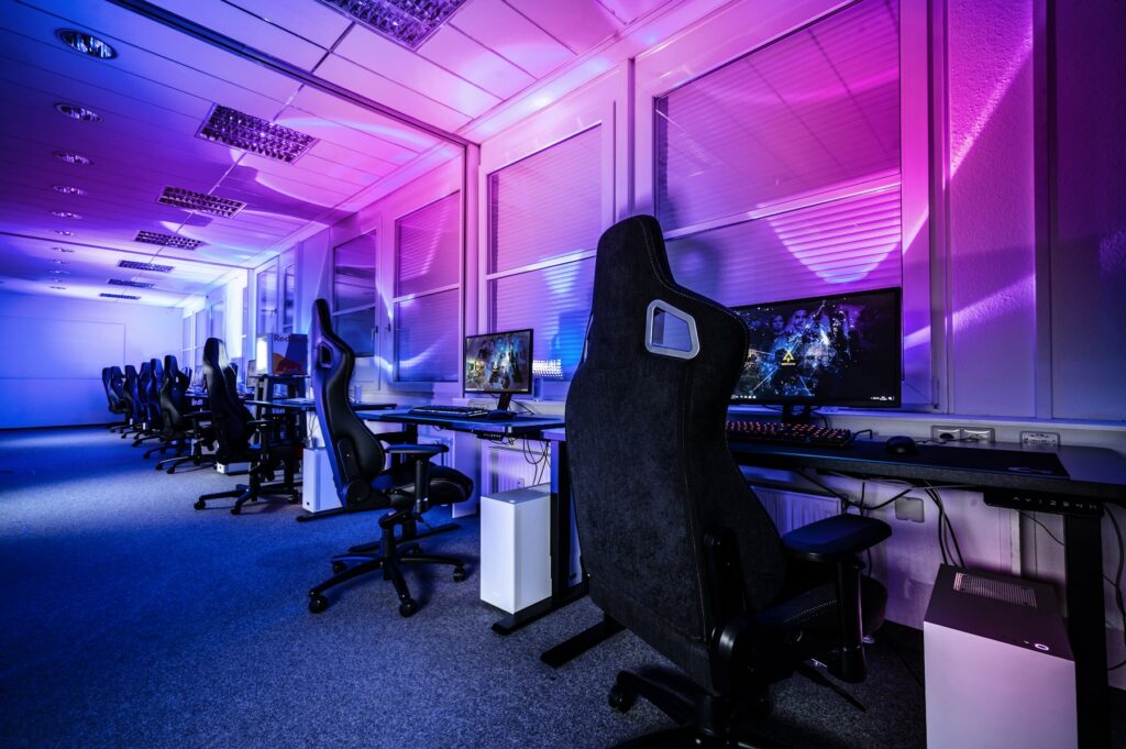 Raum mit vielen Computertischen und Stühlen