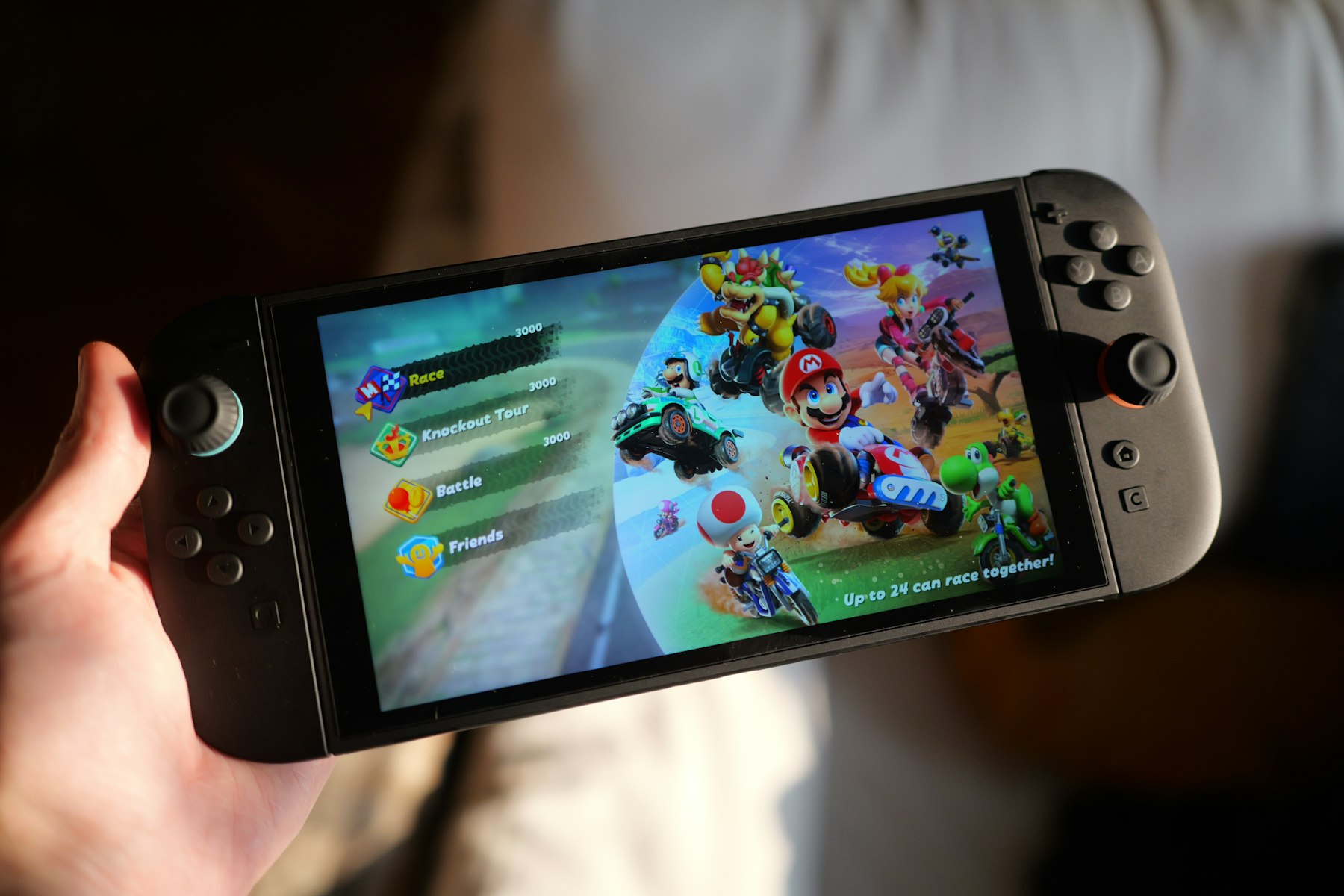 Jemand spielt Mario Kart auf einer Nintendo Switch