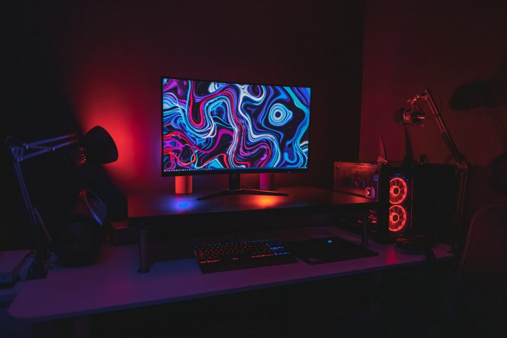 Monitor mit Tastatur auf dem Schreibtisch – Setup für einen OLED Gaming-Monitor
