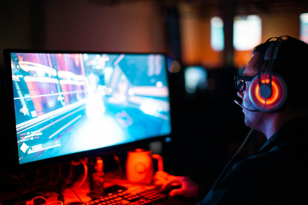 Person spielt einen Shooter am PC
