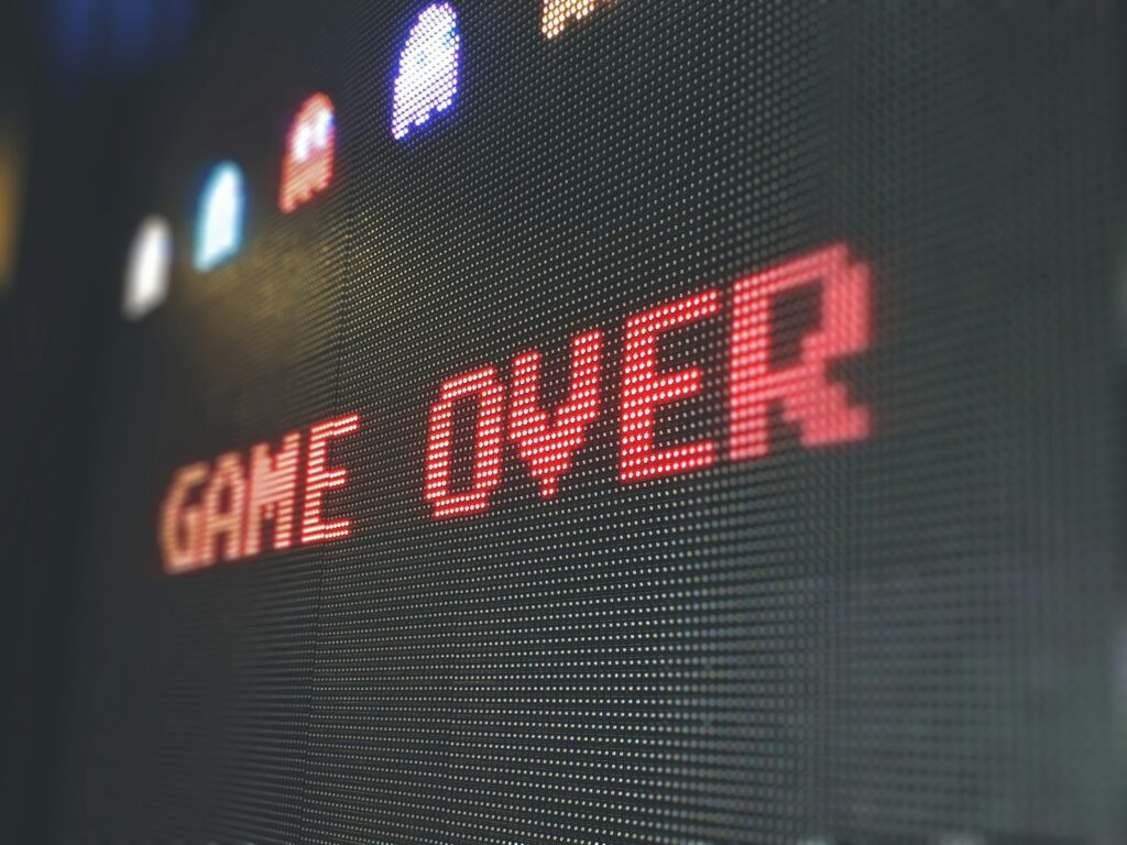 Pixelschrift Game Over auf einem Bildschirm
