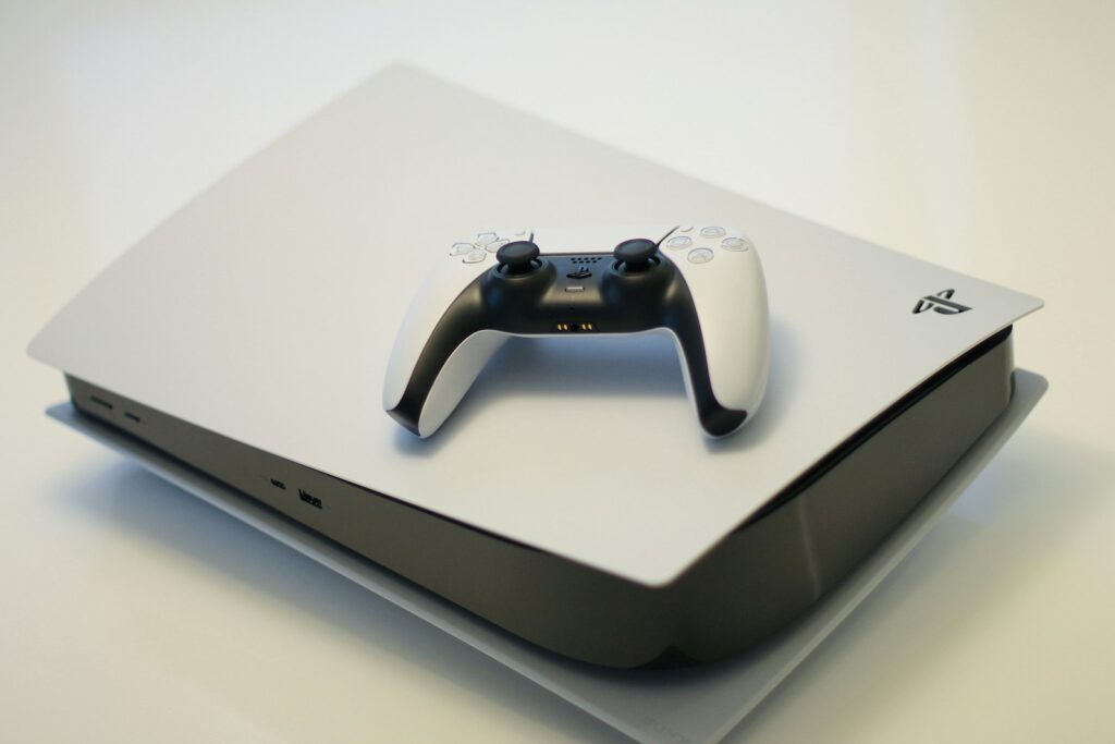 PS5 SSD einbauen: weiße Spielkonsole mit Controller