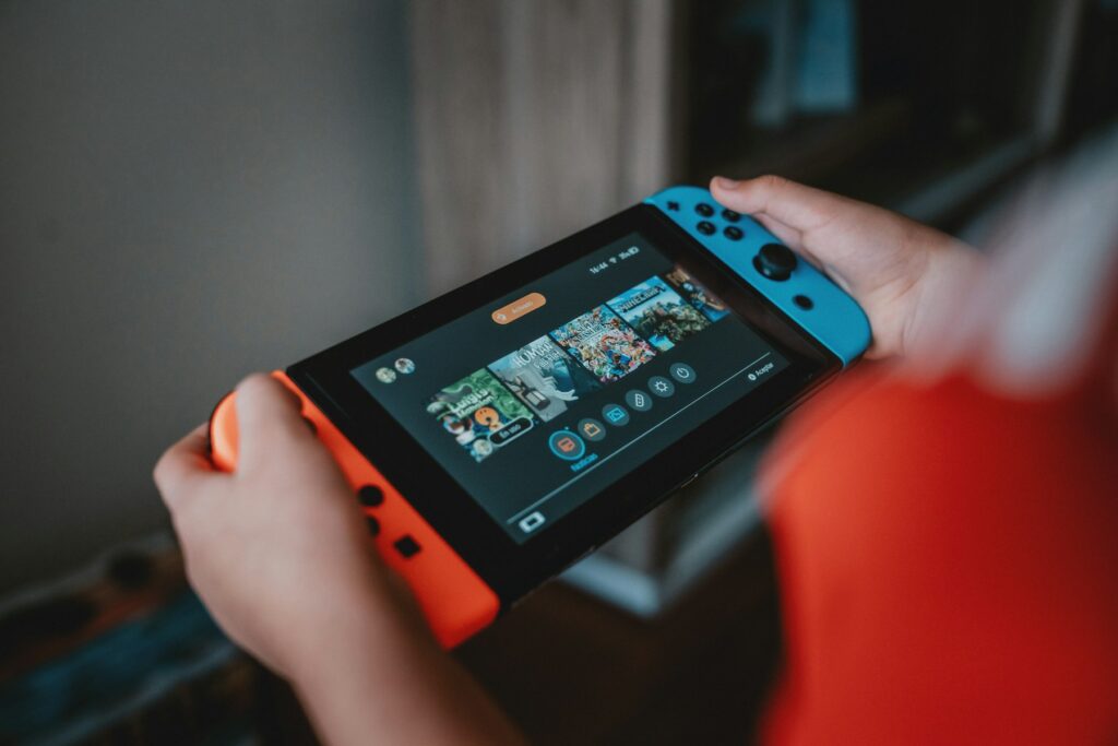Person hält eine Nintendo Switch in den Händen