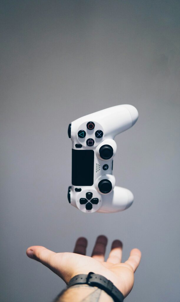 Weißer Controller auf einer Handfläche