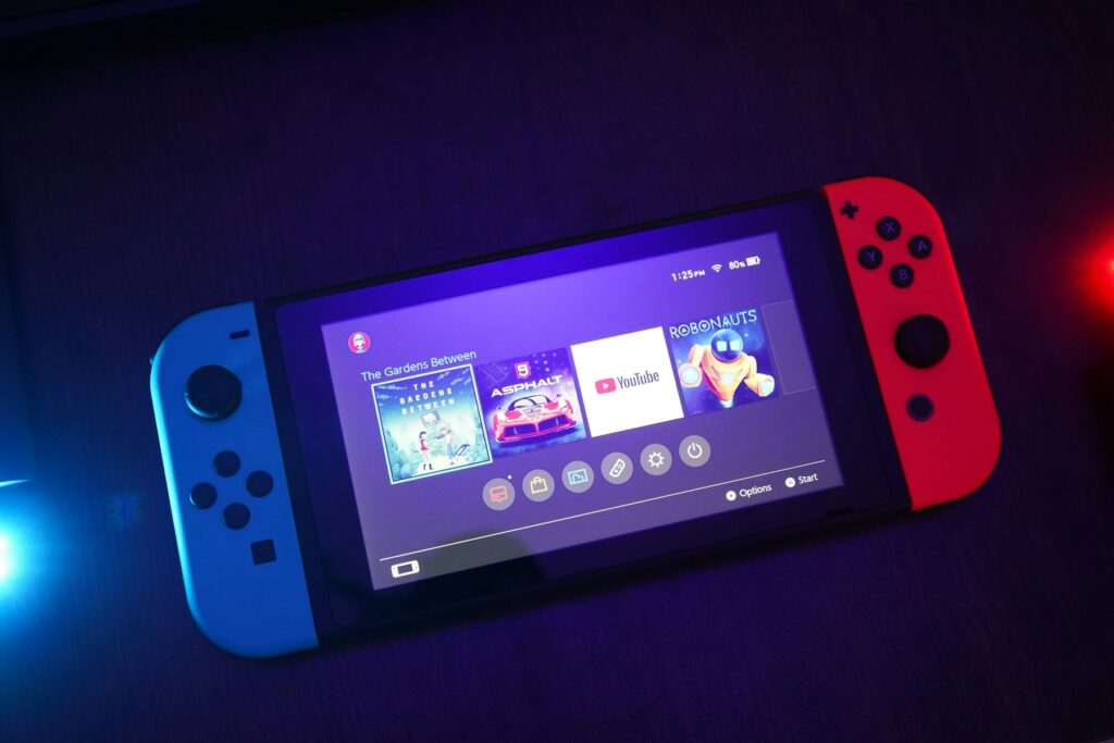 Eingeschaltete Nintendo Switch mit Joy-Con