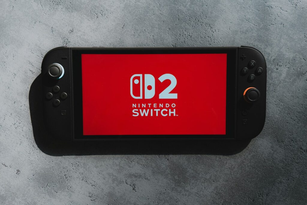 Nintendo Switch 2 im Gaming-Handheld Vergleich mit rotem Bildschirm