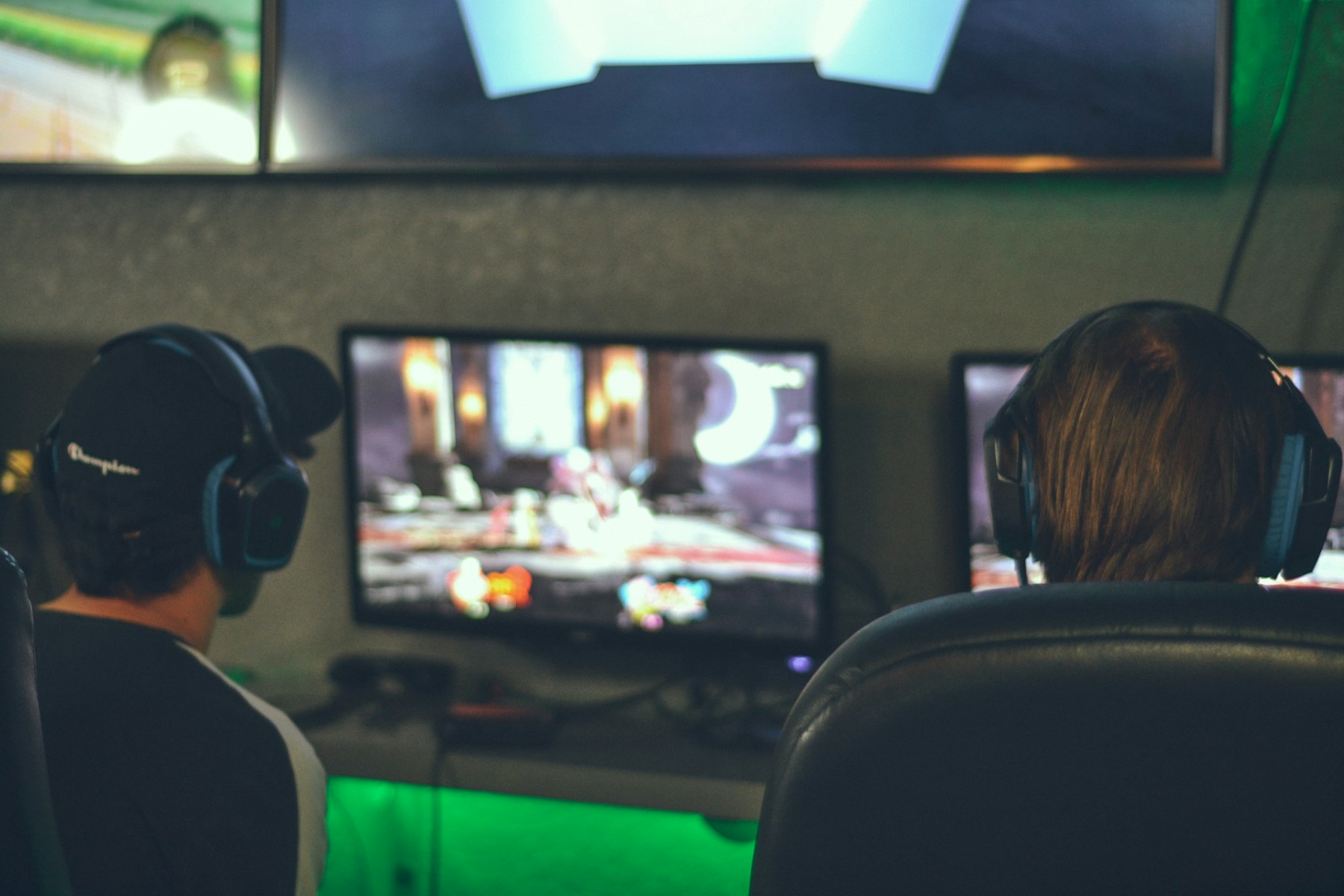 Zwei Personen spielen konzentriert vor Monitoren