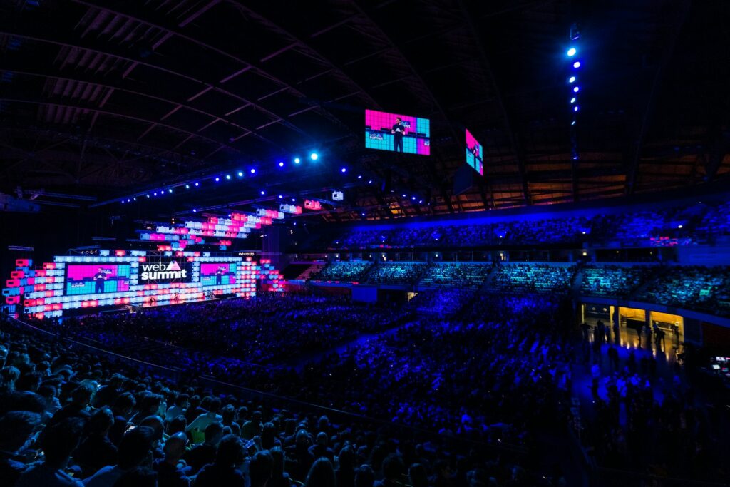 Worlds 2026 Swiss Stage: Zuschauer in einer abgedunkelten Arena